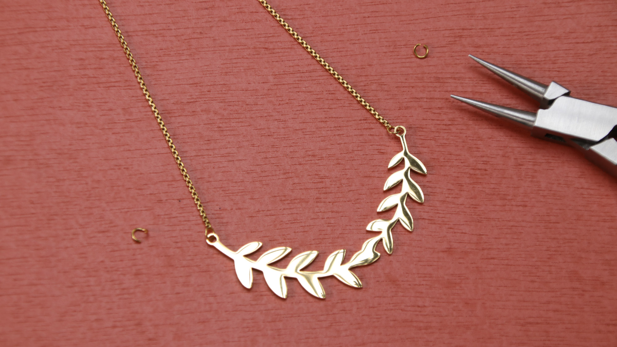 Dos collares de acero inoxidable con rama de colgante dorada : Paso 1 Dos collares de acero inoxidable con rama de colgante dorada : Paso 1