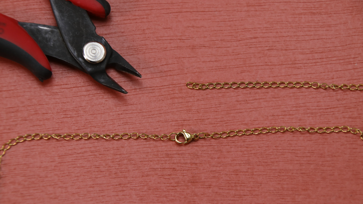 Dos collares de acero inoxidable con rama de colgante dorada : Paso 2 Dos collares de acero inoxidable con rama de colgante dorada : Paso 2