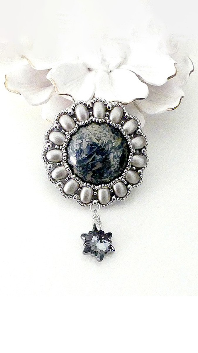 Esquema Broche Tuto Cathy con cuentas de Samos y cabujones de Puca®. Esquema Broche Tuto Cathy con cuentas de Samos y cabujones de Puca®.