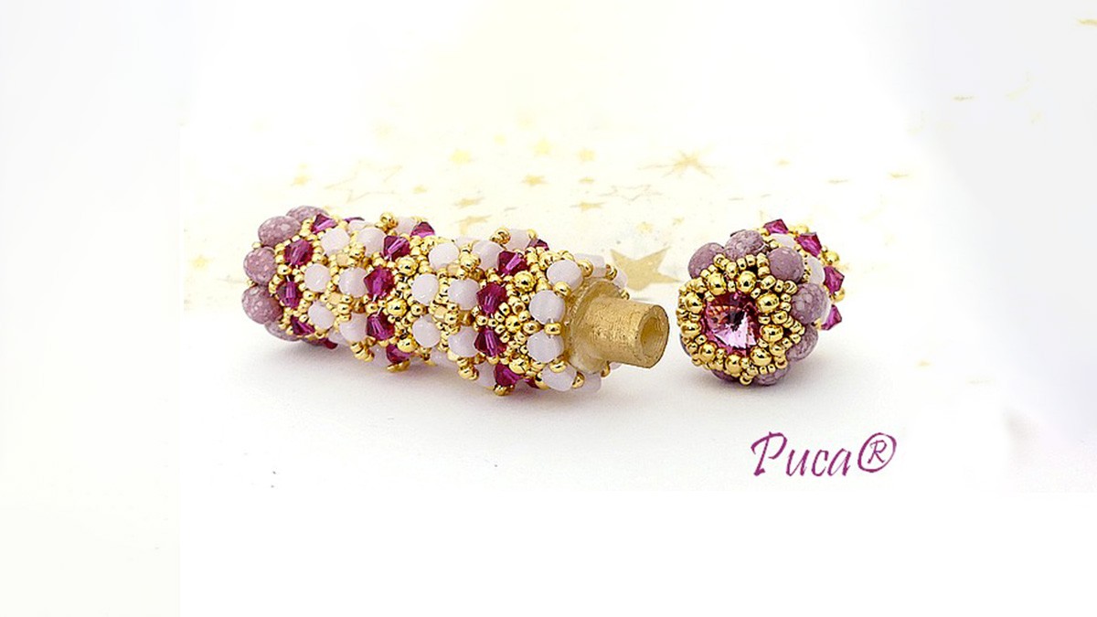 Estuche para agujas Amanda con cuentas de vidrio Samos, Piros y Kalos de Puca®. Estuche para agujas Amanda con cuentas de vidrio Samos, Piros y Kalos de Puca®.