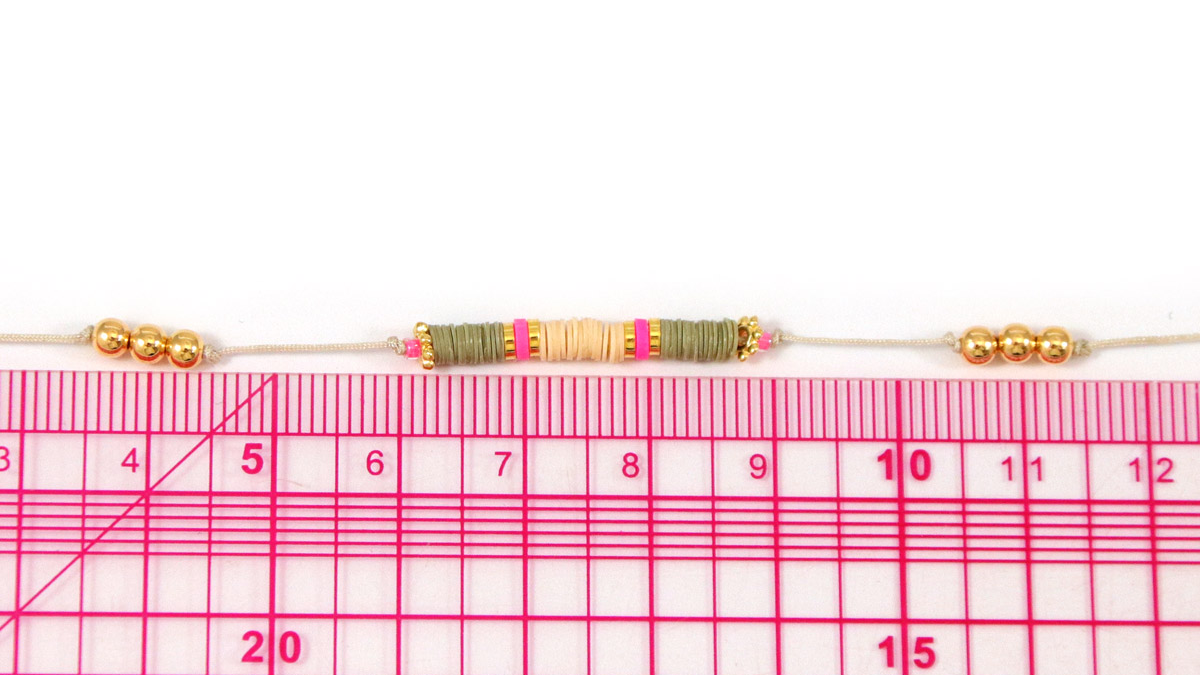 Pulseras finas Tuto con abalorios heishi y charms : Paso 1 Pulseras finas Tuto con abalorios heishi y charms : Paso 1