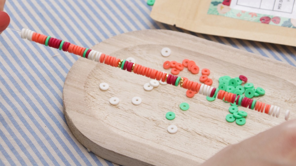 Pulseras elásticas redondas heishi modelo Prairie : Paso 2