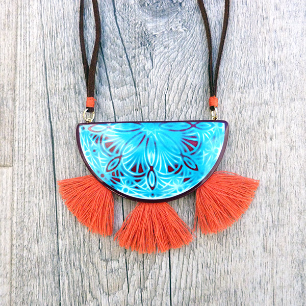 Esquema arcilla de polímero collar con tampón y pompones Mandala