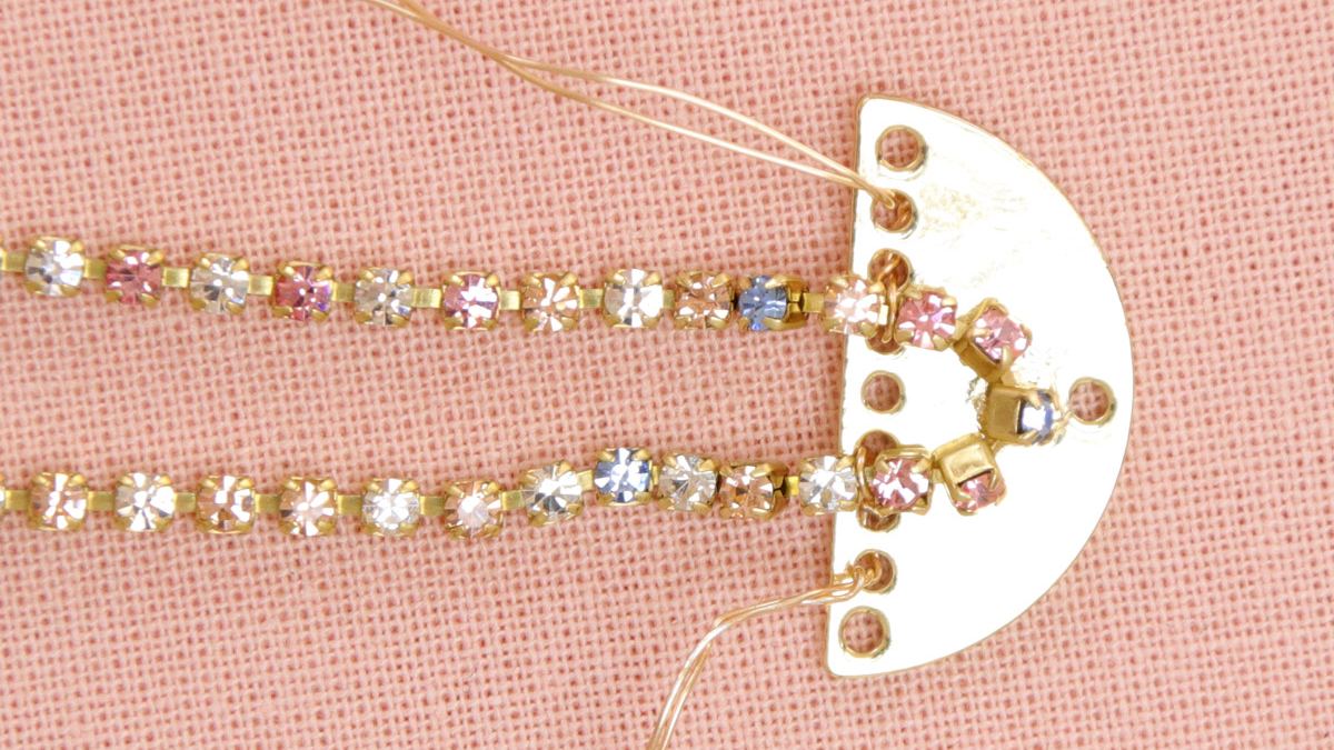 Pendientes con colgante de strass en forma de arco : Paso 2