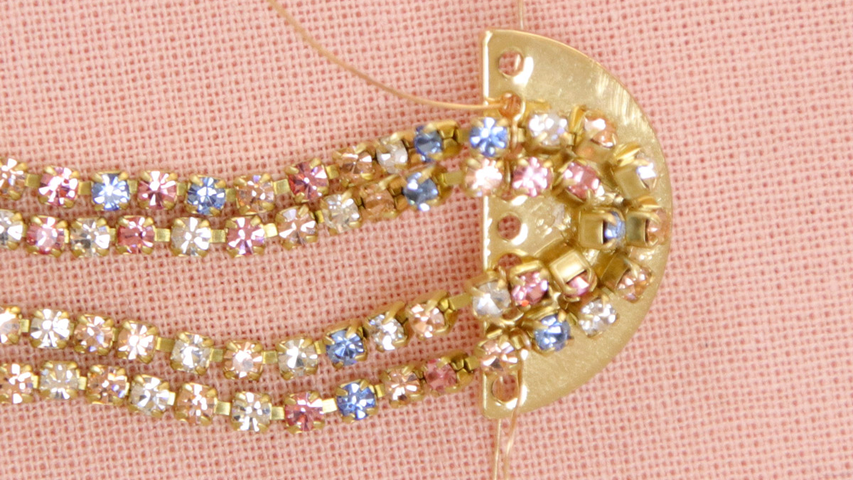 Pendientes con colgante de strass en forma de arco : Paso 3