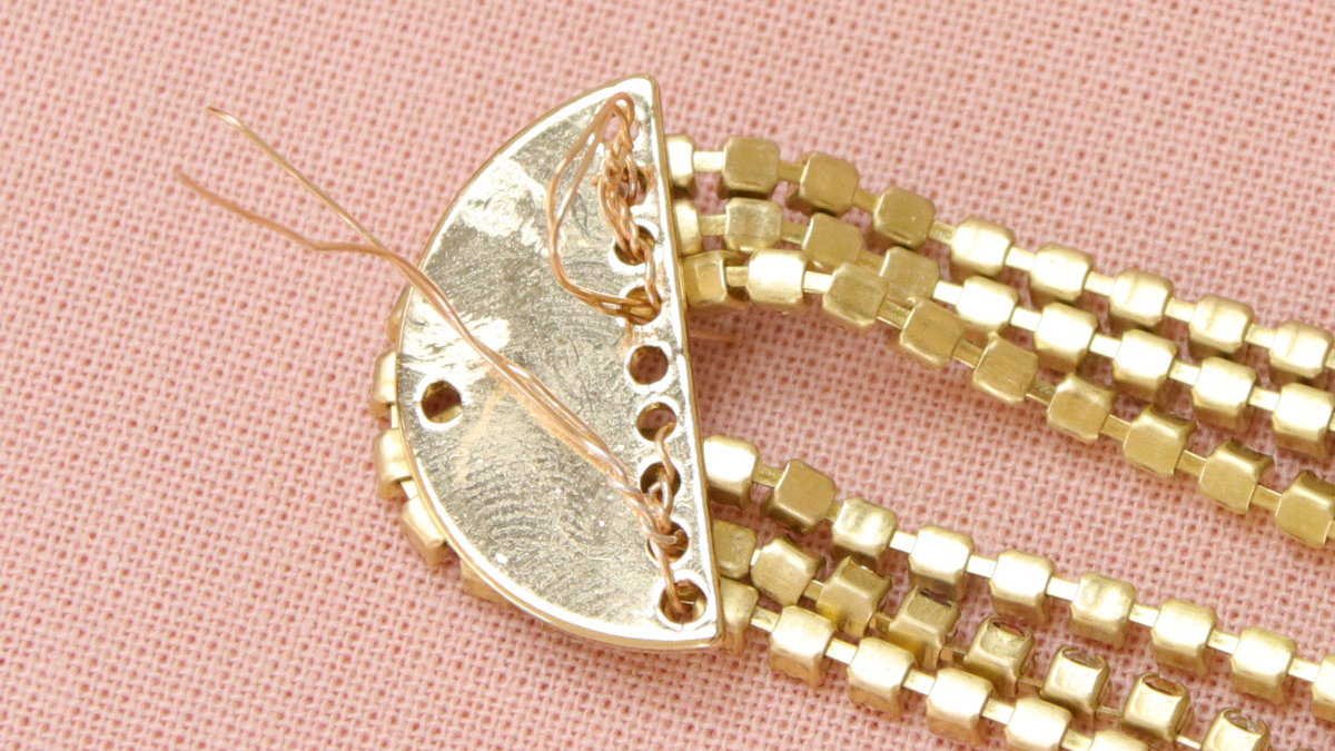 Pendientes con colgante de strass en forma de arco : Paso 4