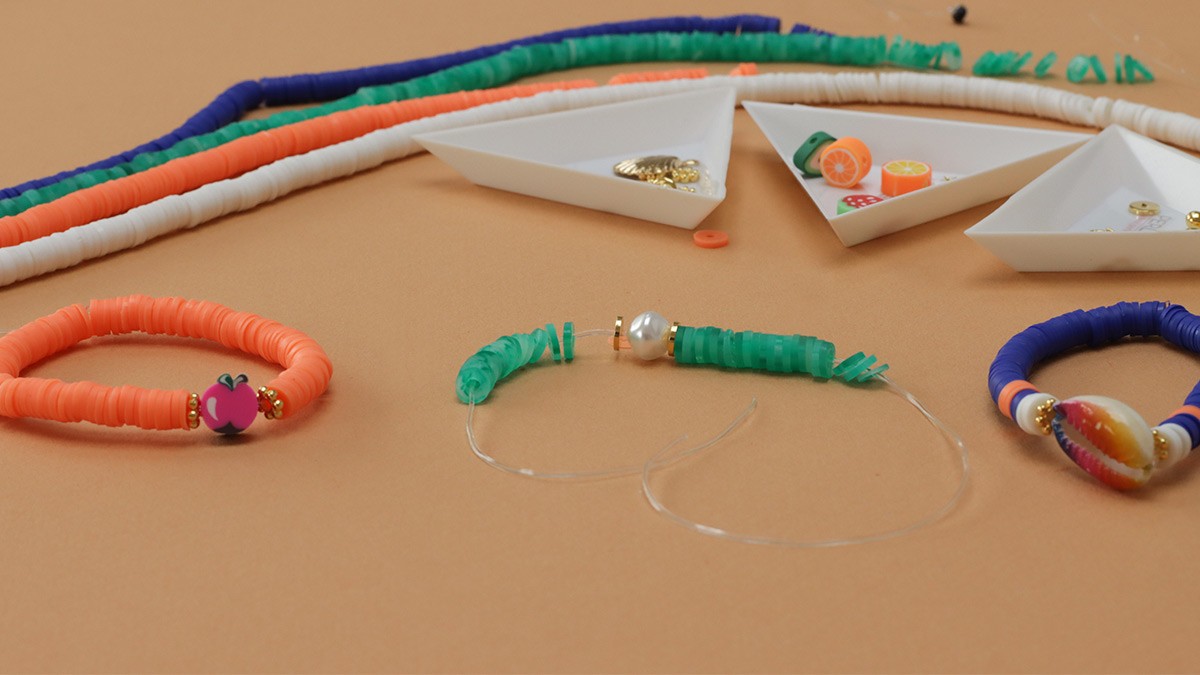 Pulseras elásticas redondas heishi modelo Fruit Salad : Paso 3