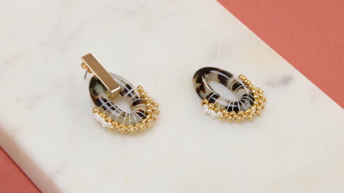 Esquema Pendientes vintage de resina jaspeada y tejido de perlas