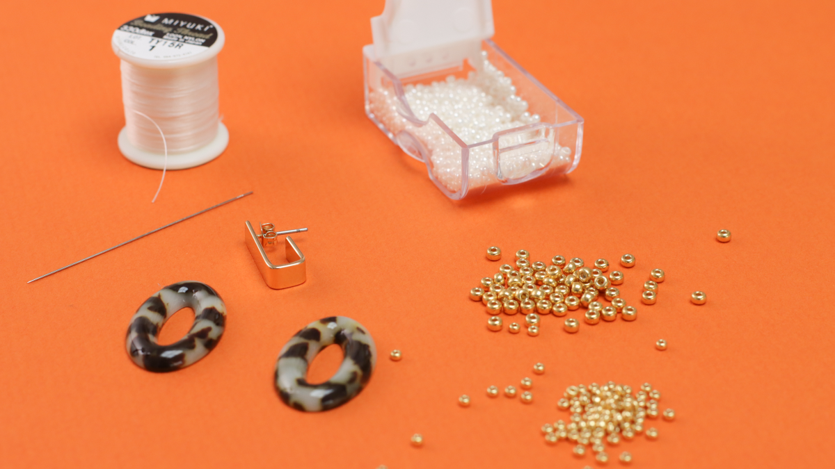 Pendientes vintage de resina jaspeada y tejido de perlas : Paso 1