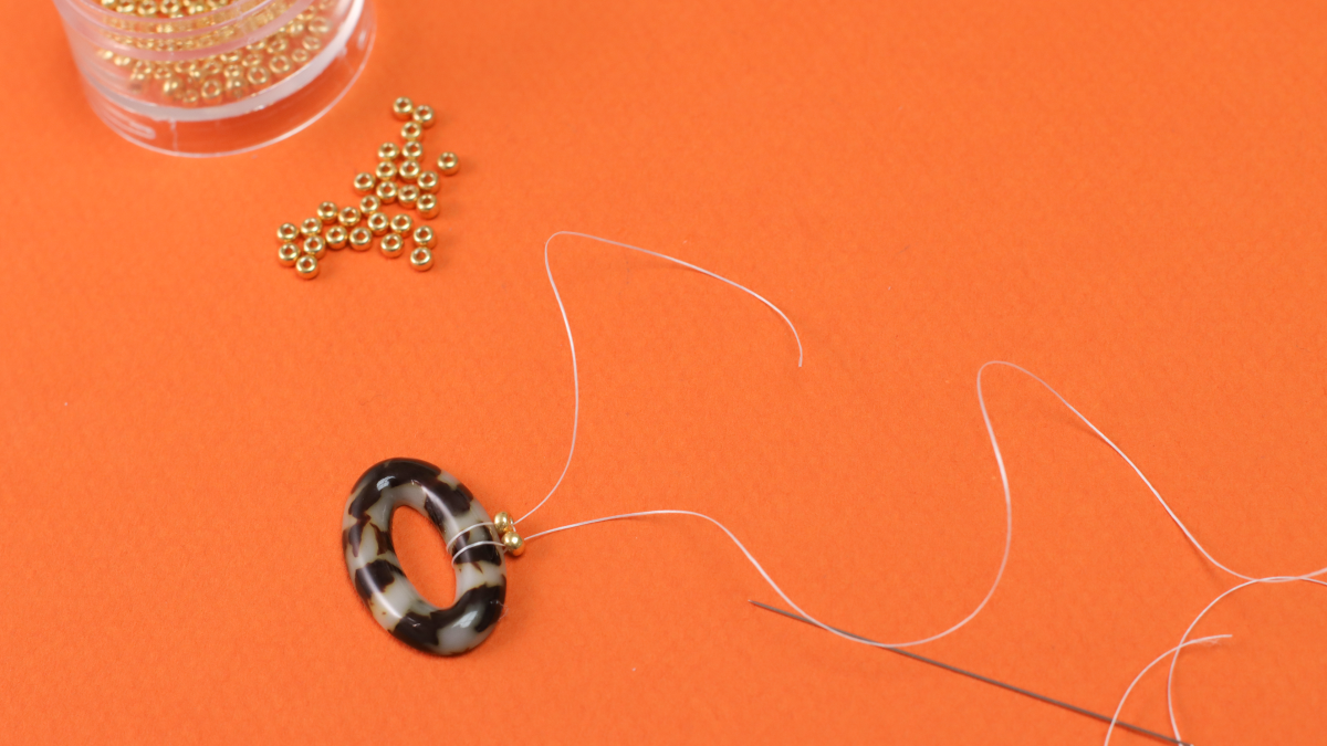 Pendientes vintage de resina jaspeada y tejido de perlas : Paso 3