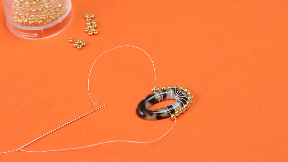 Pendientes vintage de resina jaspeada y tejido de perlas : Paso 4