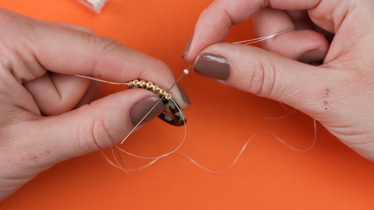 Pendientes vintage de resina jaspeada y tejido de perlas : Paso 5