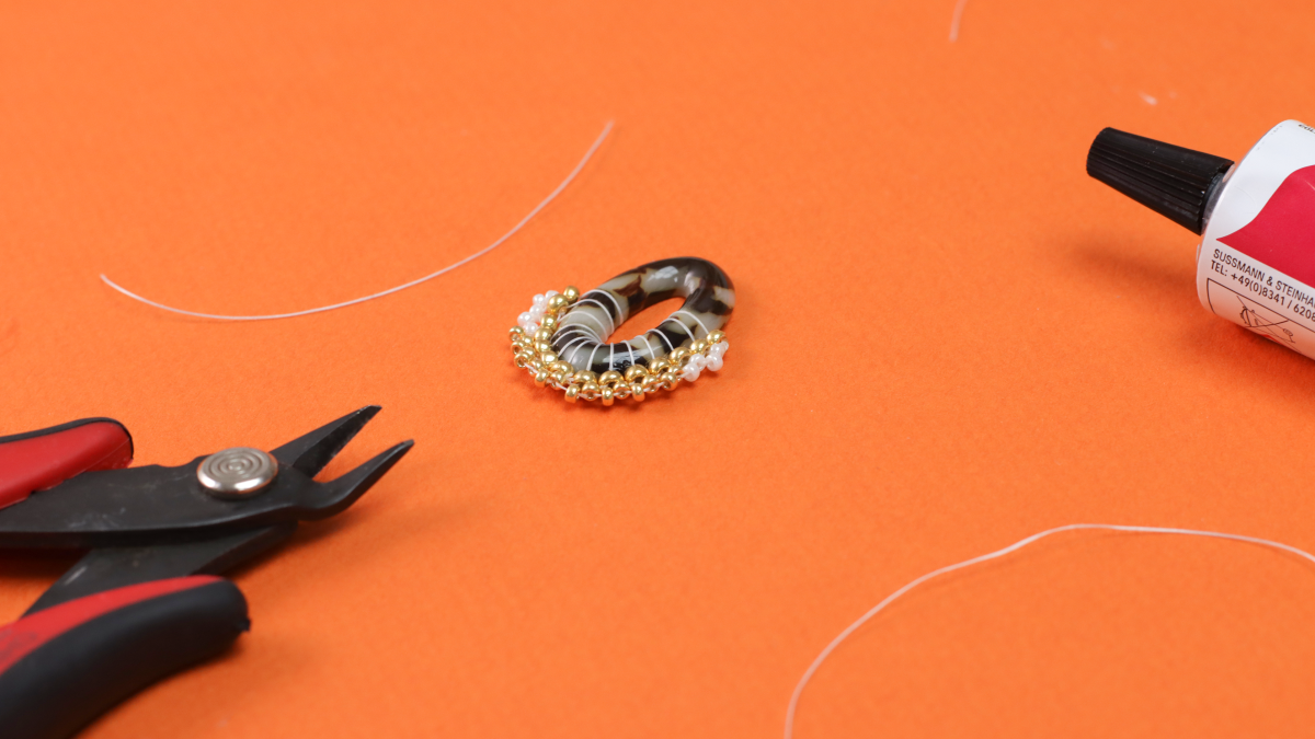 Pendientes vintage de resina jaspeada y tejido de perlas : Paso 8