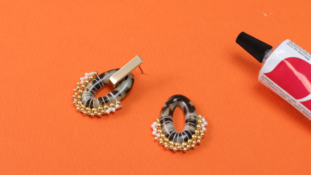 Pendientes vintage de resina jaspeada y tejido de perlas : Paso 9