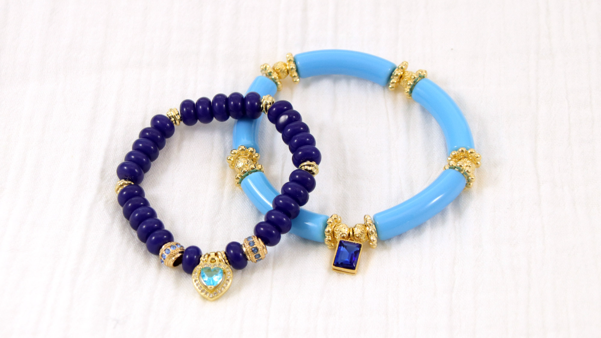 Esquema Tuto Dúo de pulseras elásticas azules con colgantes de corazón de strass Esquema Tuto Dúo de pulseras elásticas azules con colgantes de corazón de strass