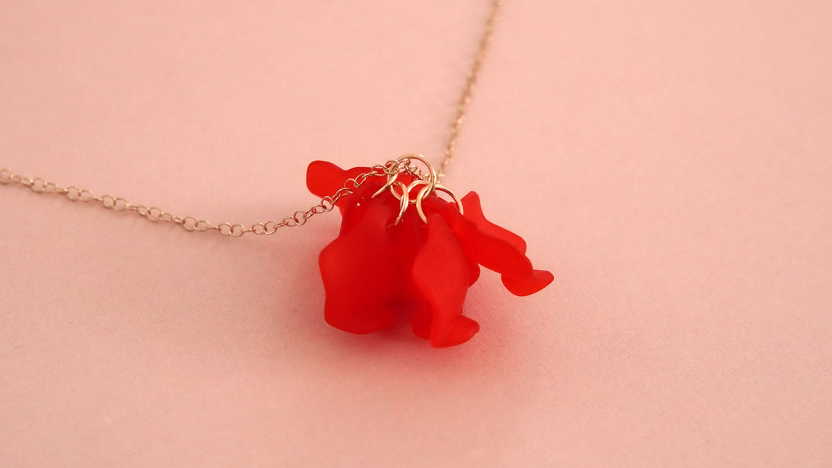 Collar largo con pétalos de flores rojas : Paso 3 Collar largo con pétalos de flores rojas : Paso 3