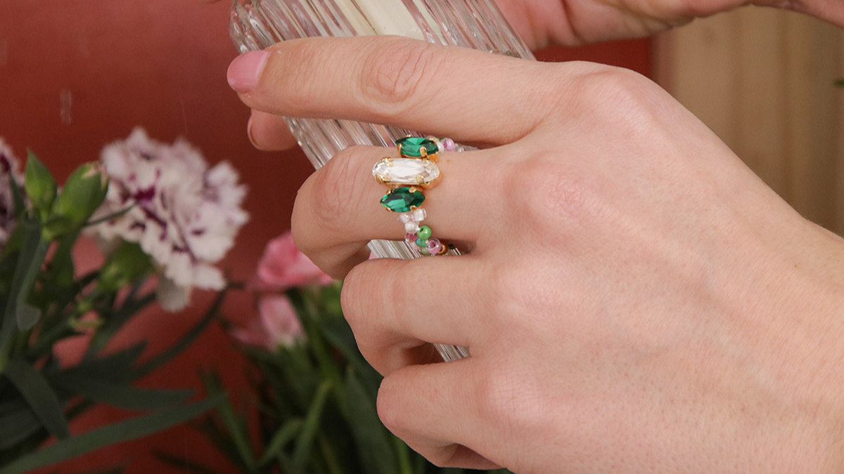 Anillo elástico de cristal con cuentas de semillas