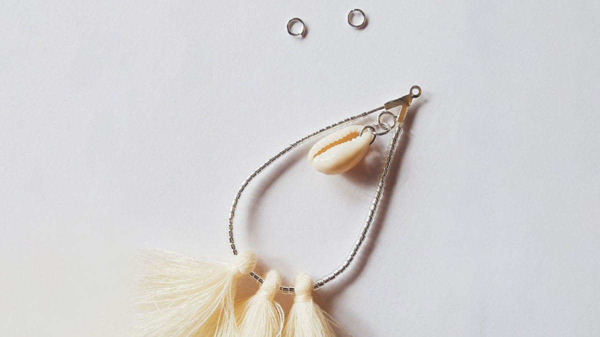 Pendientes gota fantasía con delicas Miyuki, pompones y conchas Cauri : Paso 2