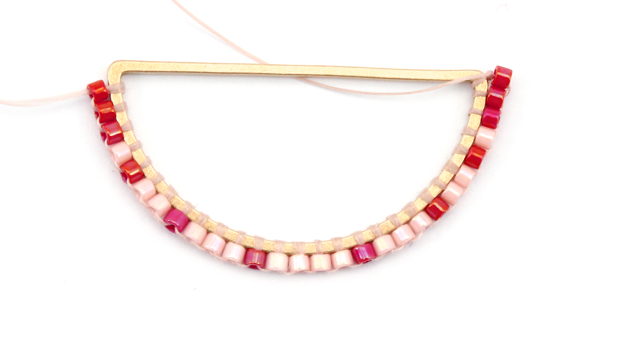 Miyuki collar media luna técnica punto de ladrillo : Paso 3