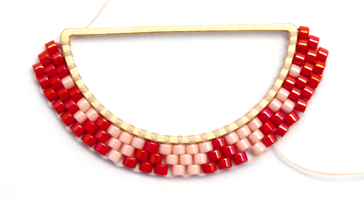 Miyuki collar media luna técnica punto de ladrillo : Paso 4