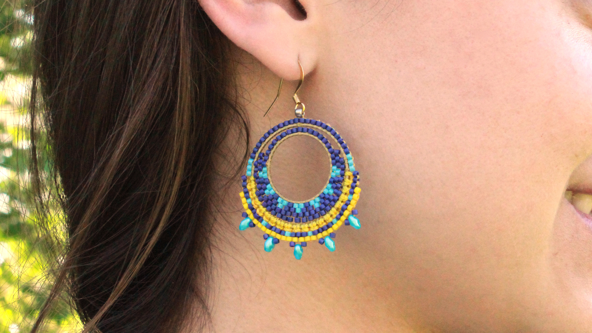 Pendientes mixtos de macramé y miyuki