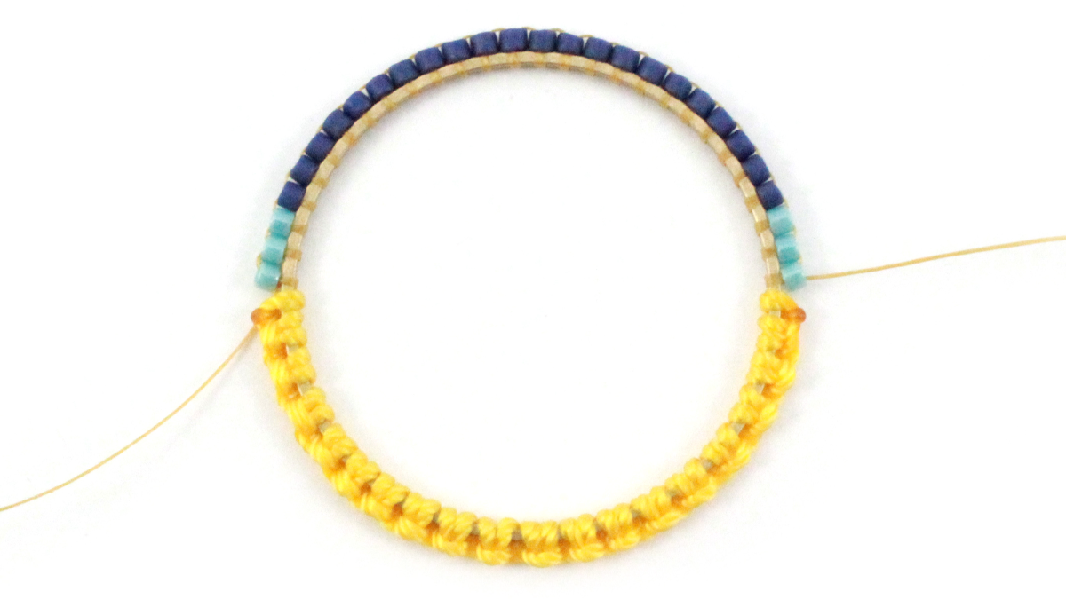 Pendientes mixtos de macramé y miyuki : Paso 5