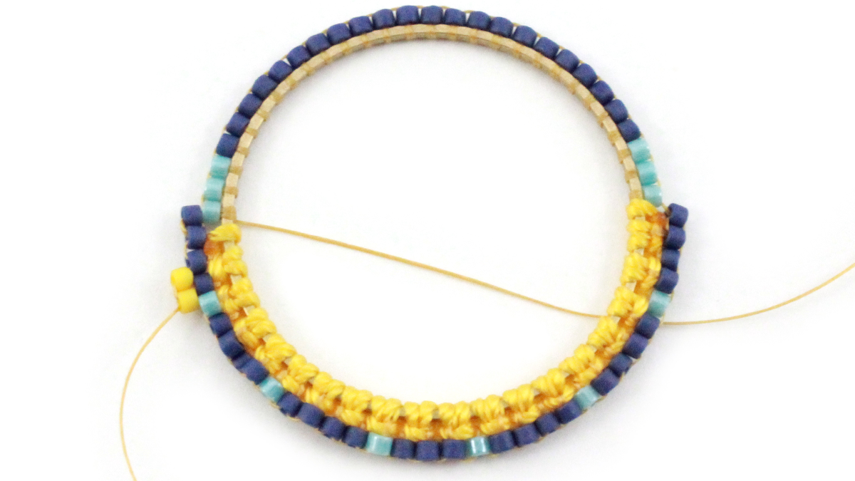 Pendientes mixtos de macramé y miyuki : Paso 7