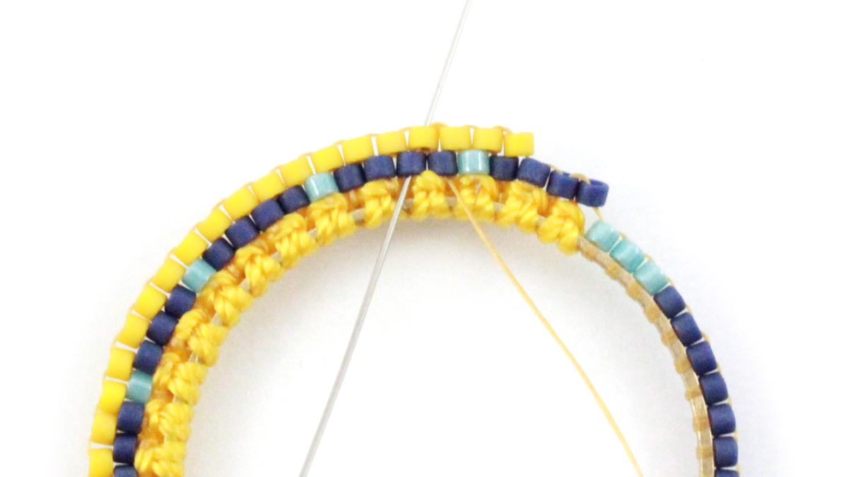 Pendientes mixtos de macramé y miyuki : Paso 8