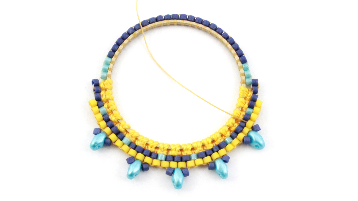 Pendientes mixtos de macramé y miyuki : Paso 10