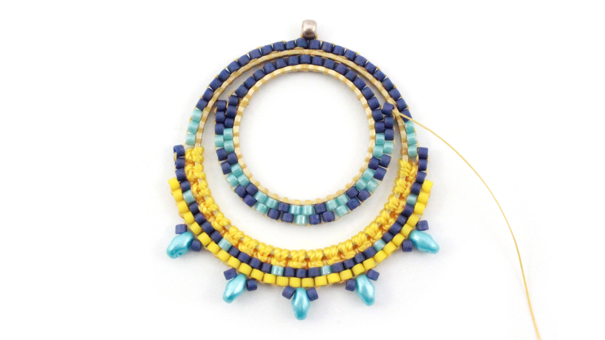 Pendientes mixtos de macramé y miyuki : Paso 13