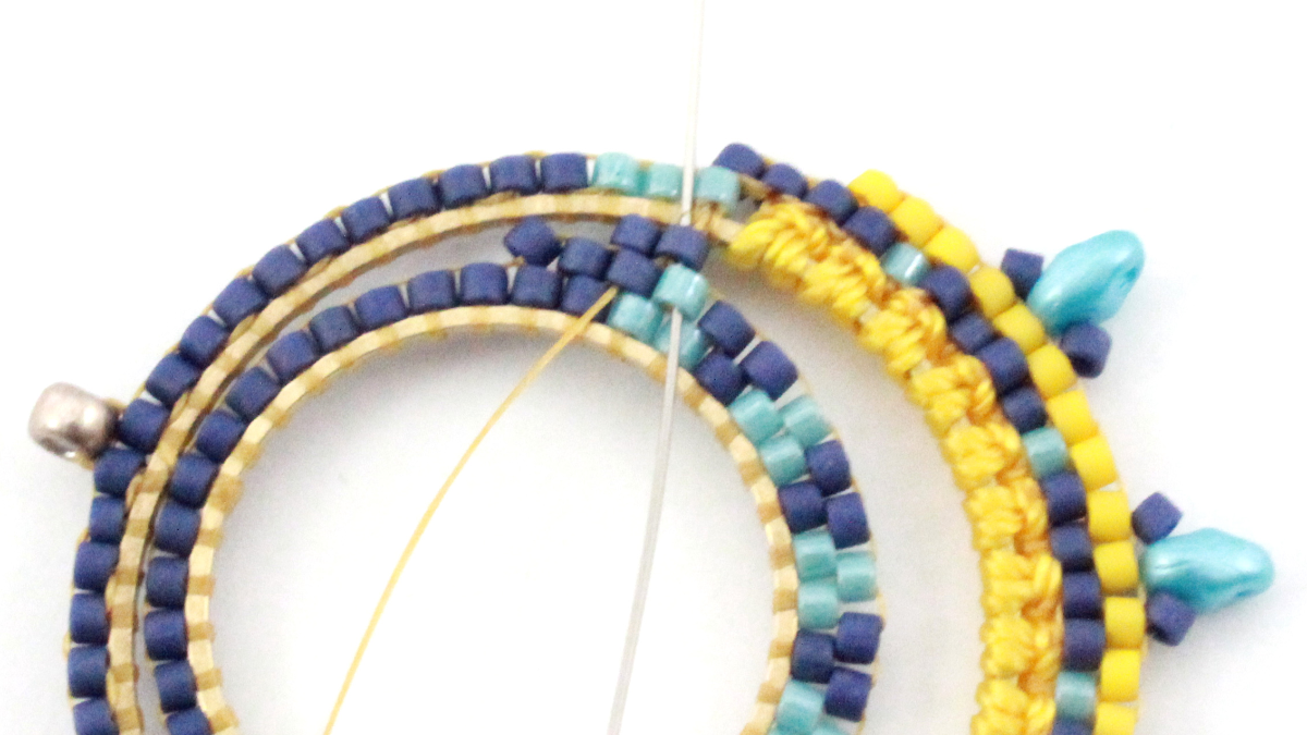 Pendientes mixtos de macramé y miyuki : Paso 14