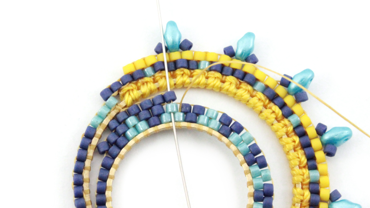 Pendientes mixtos de macramé y miyuki : Paso 15