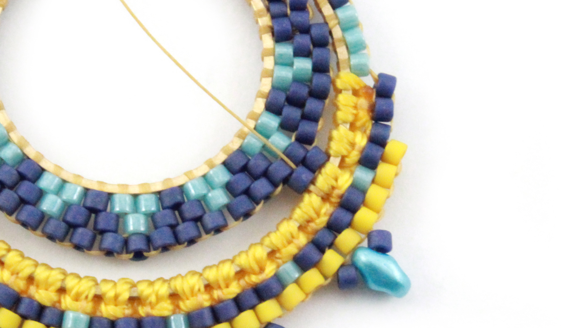 Pendientes mixtos de macramé y miyuki : Paso 16