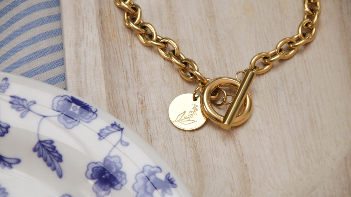 Esquema Brazalete de acero inoxidable chapado en oro con cierre en T