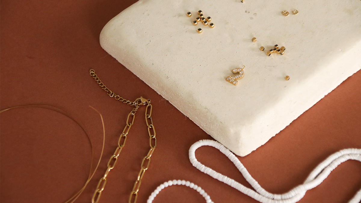 Tobillera de verano de acero inoxidable y minicuentas Heishi : Paso 1