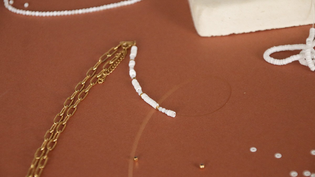 Tobillera de verano de acero inoxidable y minicuentas Heishi : Paso 2