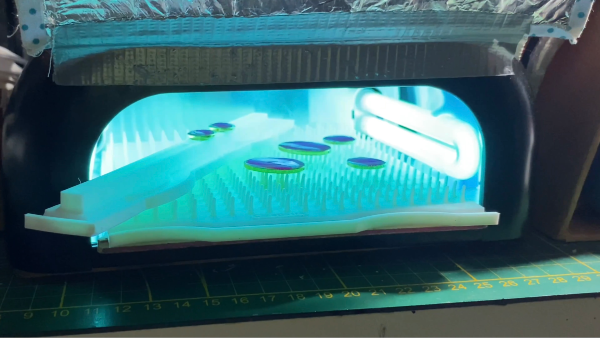 Pendientes colgantes de polímero, tinta y resina UV : Paso 10