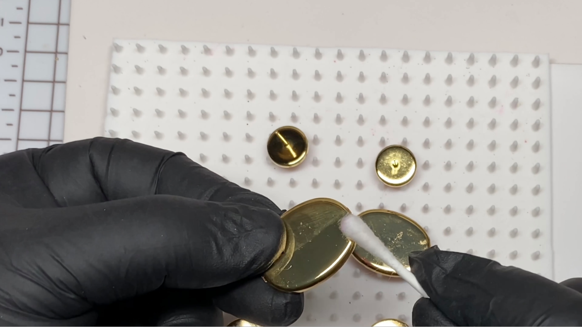 Pendientes colgantes de polímero, tinta y resina UV : Paso 11