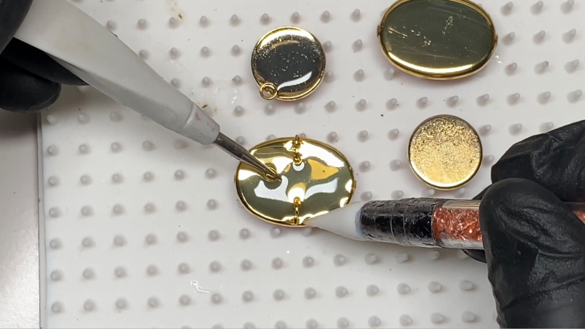 Pendientes colgantes de polímero, tinta y resina UV : Paso 15