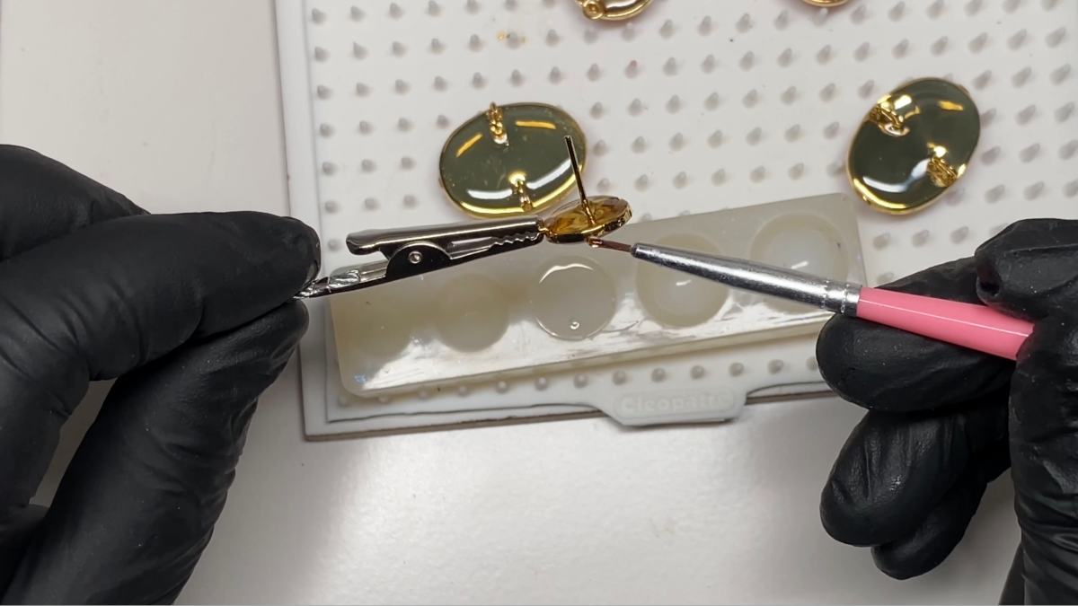 Pendientes colgantes de polímero, tinta y resina UV : Paso 17