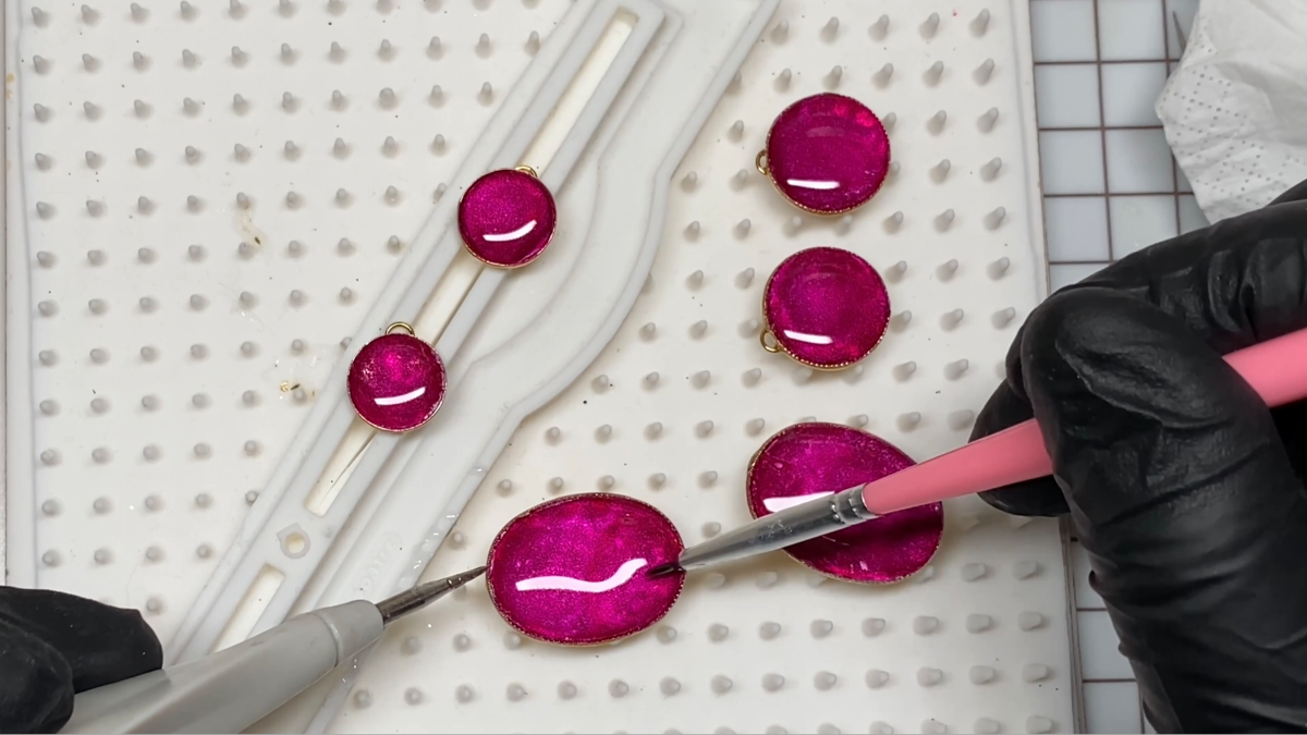 Pendientes colgantes de polímero, tinta y resina UV : Paso 19