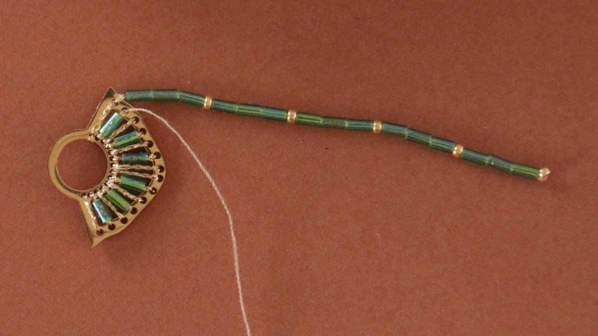 Miyuki Pendientes colgantes de oro con corneta de acero inoxidable : Paso 5