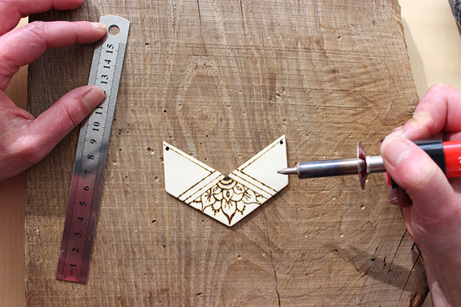 Jumper con pestaña Chevron pyrographed madera : Paso 2