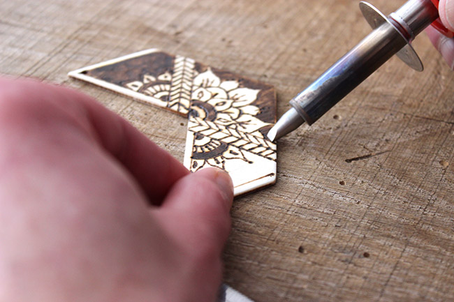 Jumper con pestaña Chevron pyrographed madera : Paso 3