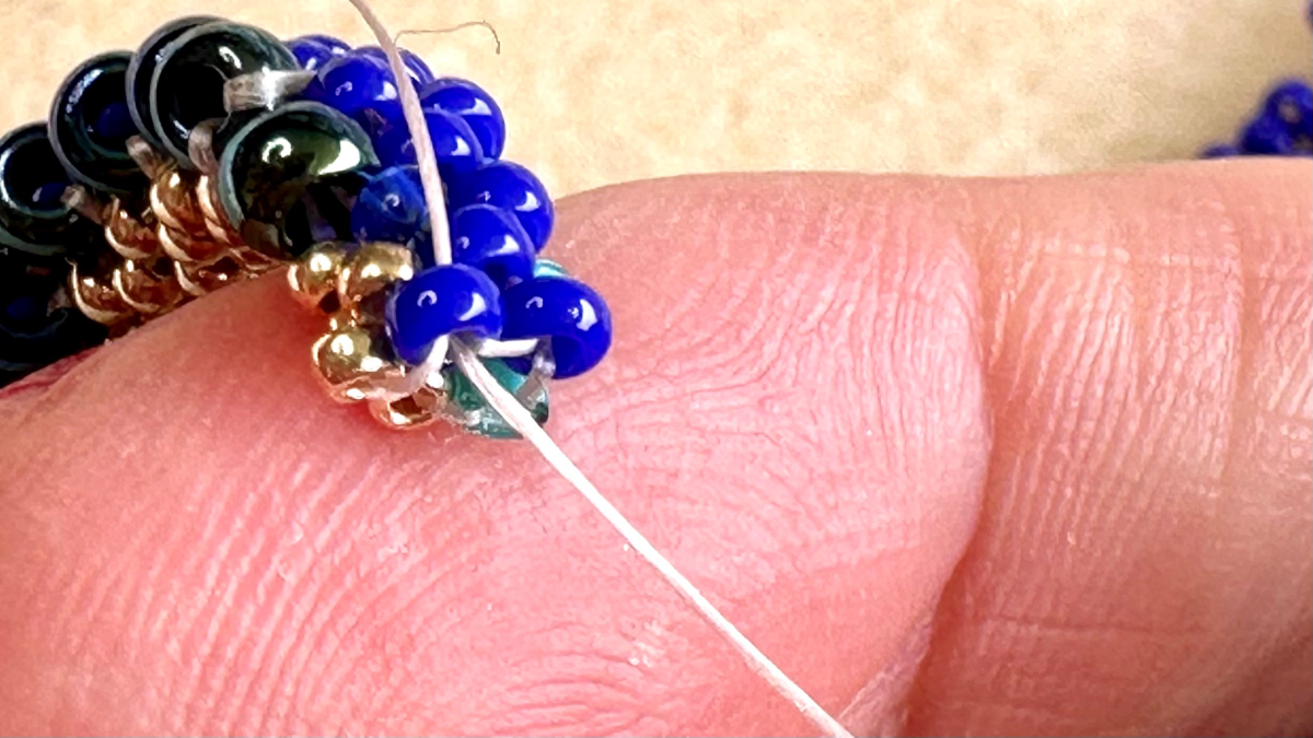 Pendientes colgantes en tejido peyote Cellini efecto espiral plano : Paso 9