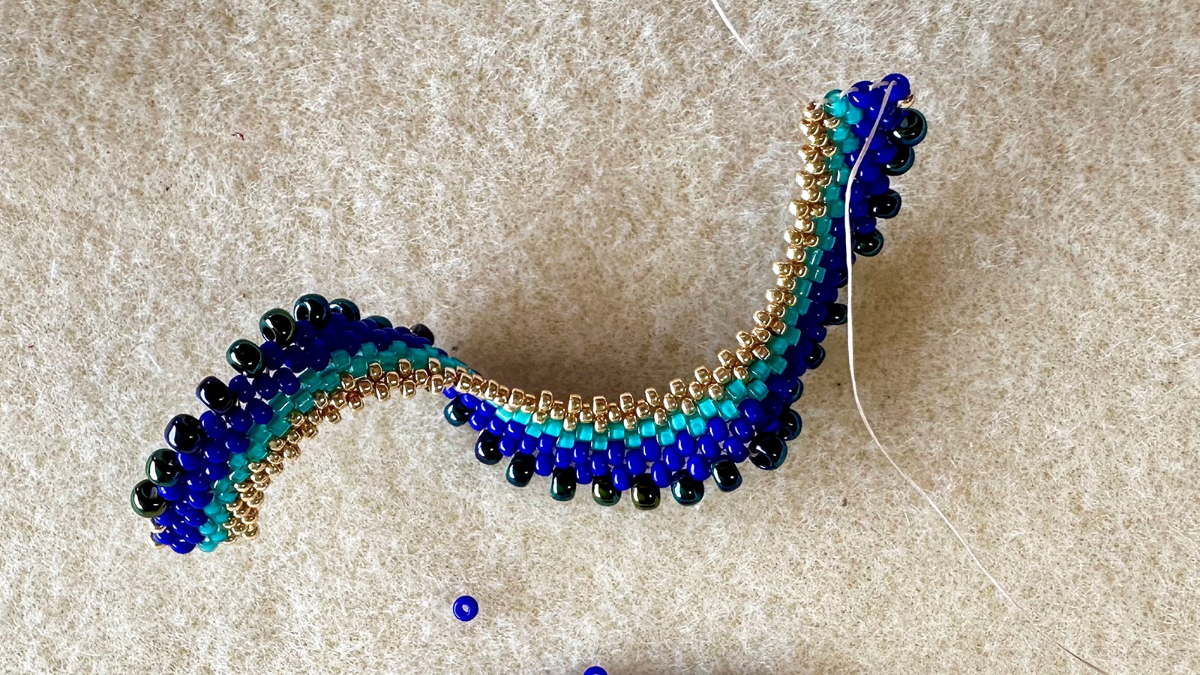 Pendientes colgantes en tejido peyote Cellini efecto espiral plano : Paso 6