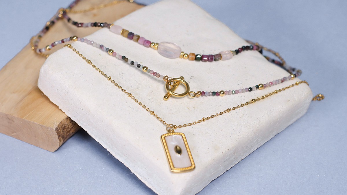 Collar de varias vueltas con gemas de turmalina y colgante de resina