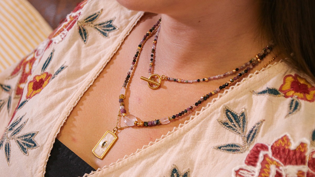 Esquema Collar de varias vueltas con gemas de turmalina y colgante de resina