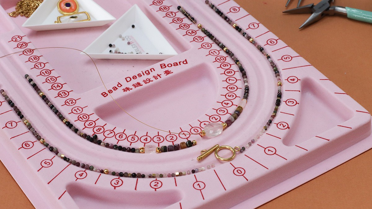 Collar de varias vueltas con gemas de turmalina y colgante de resina : Paso 1