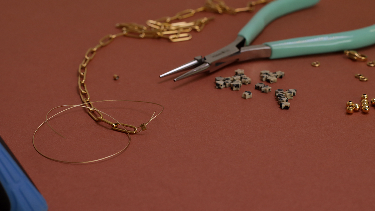 Pulsera estrella de jaspe dálmata con cadena rectangular de acero inoxidable : Paso 1